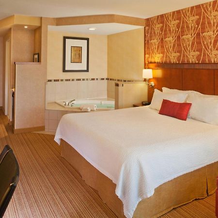คอร์ทยาร์ด เมดฟอร์ด แอร์พอร์ต Hotel ภายนอก รูปภาพ