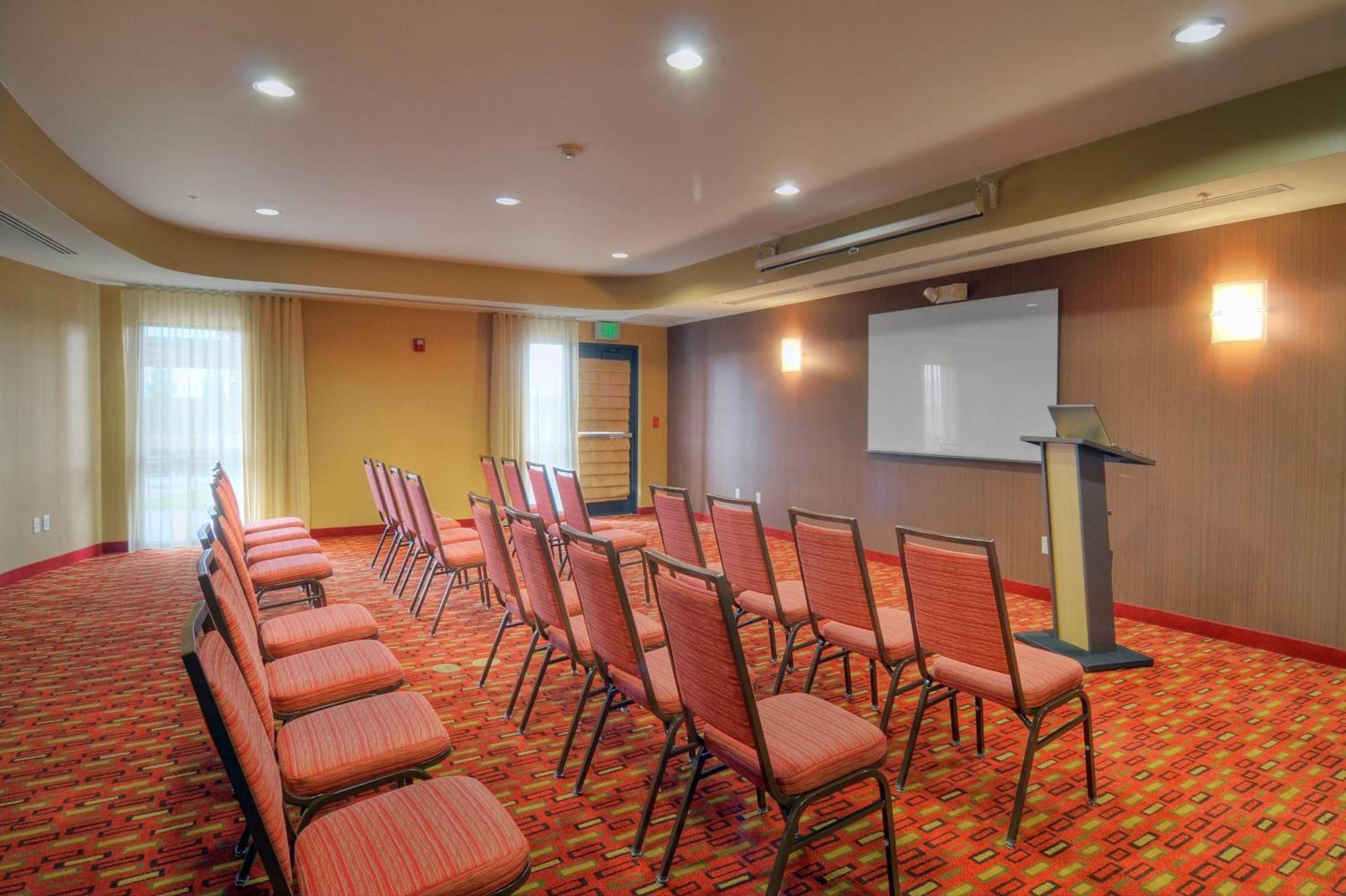 คอร์ทยาร์ด เมดฟอร์ด แอร์พอร์ต Hotel ภายนอก รูปภาพ