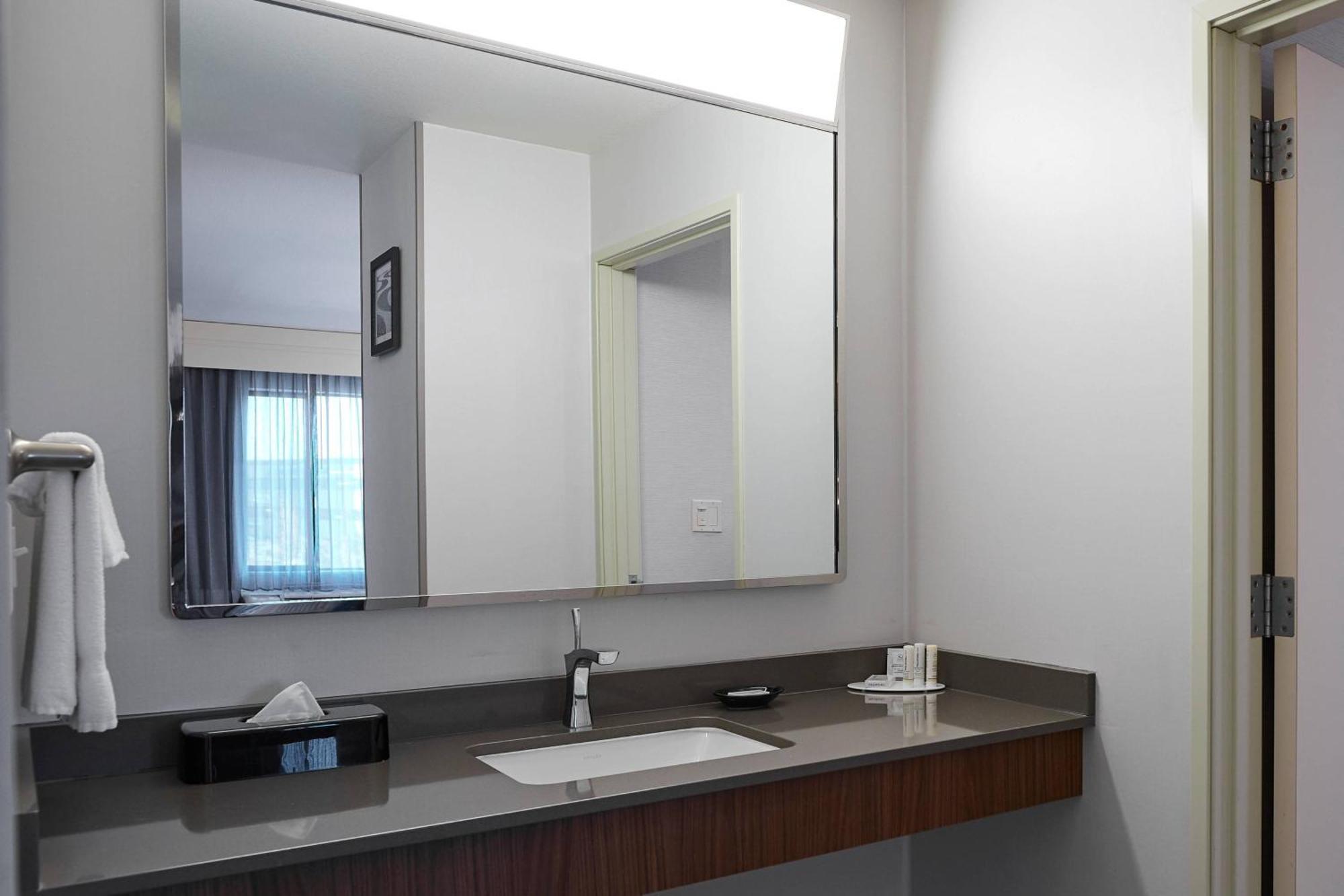 คอร์ทยาร์ด เมดฟอร์ด แอร์พอร์ต Hotel ภายนอก รูปภาพ