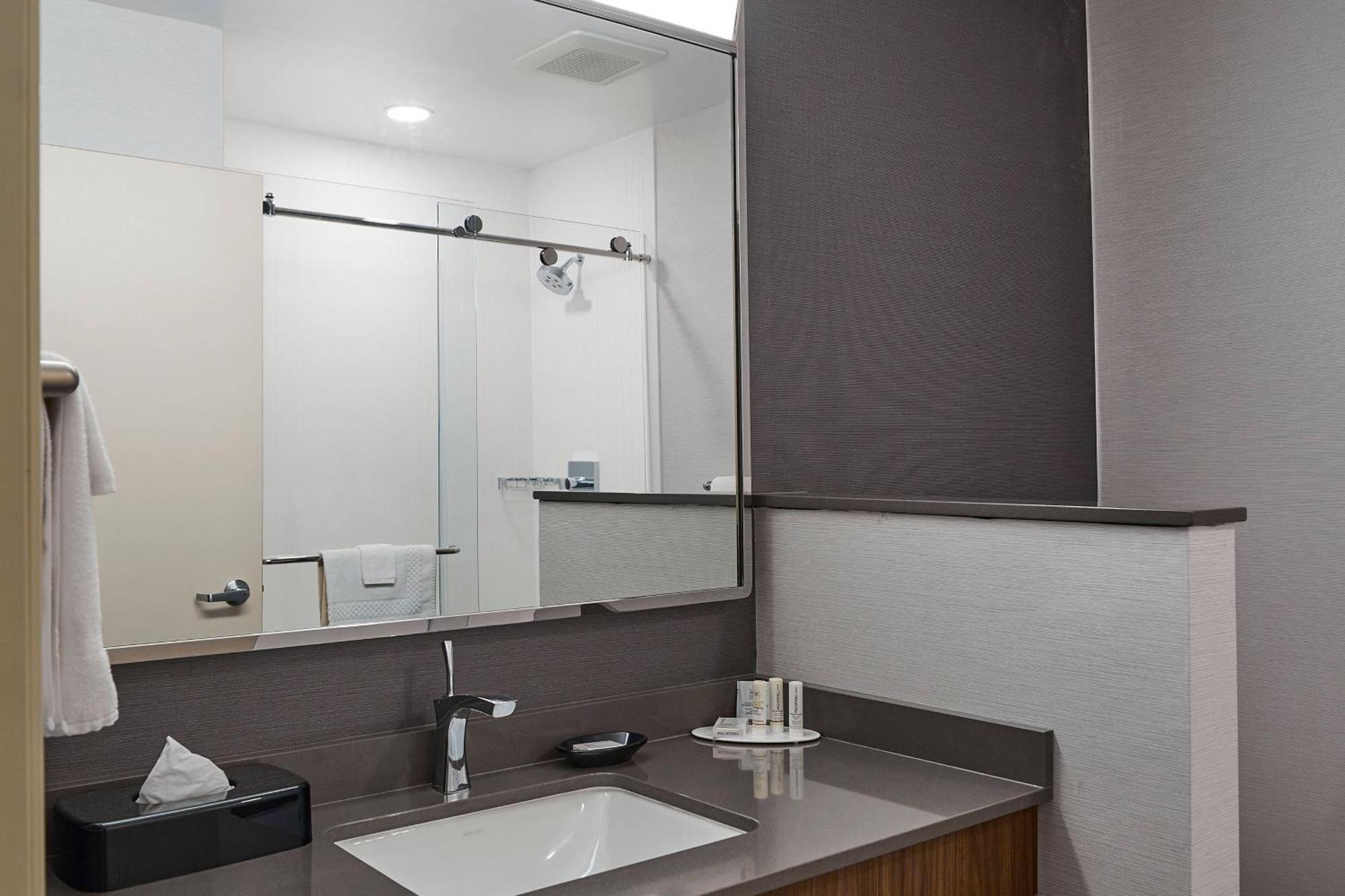 คอร์ทยาร์ด เมดฟอร์ด แอร์พอร์ต Hotel ภายนอก รูปภาพ