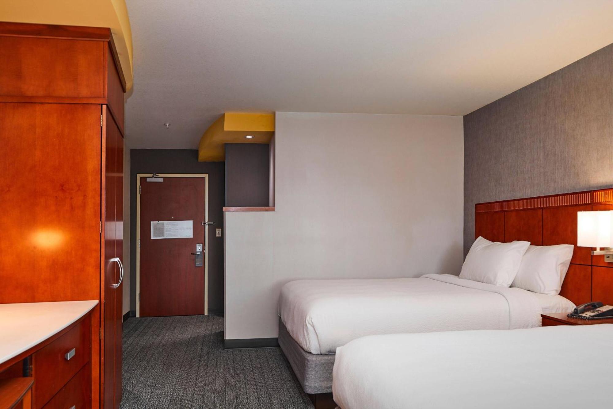 คอร์ทยาร์ด เมดฟอร์ด แอร์พอร์ต Hotel ภายนอก รูปภาพ