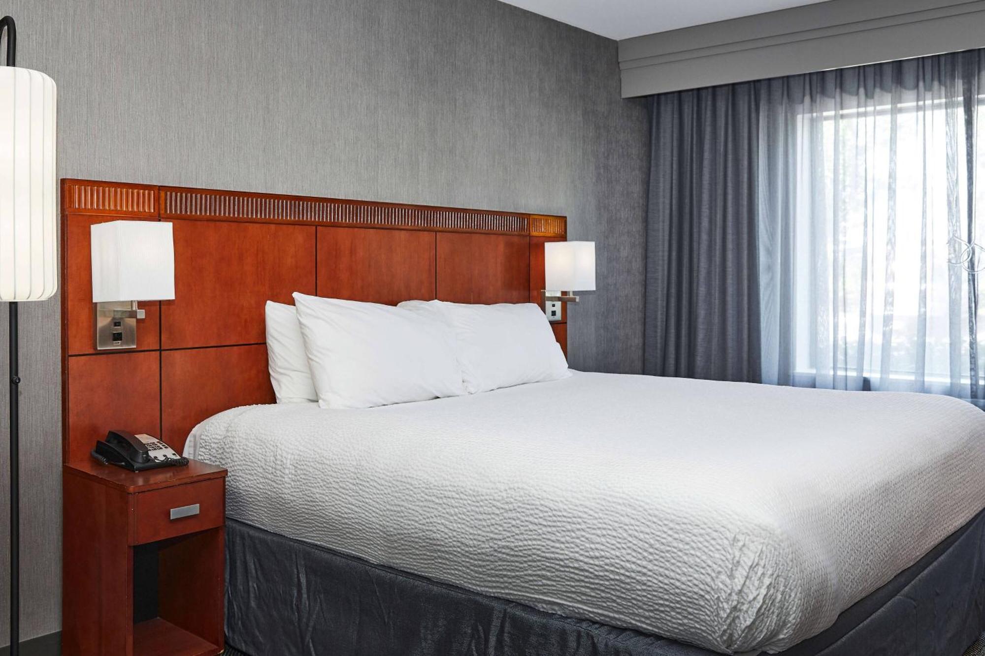 คอร์ทยาร์ด เมดฟอร์ด แอร์พอร์ต Hotel ภายนอก รูปภาพ